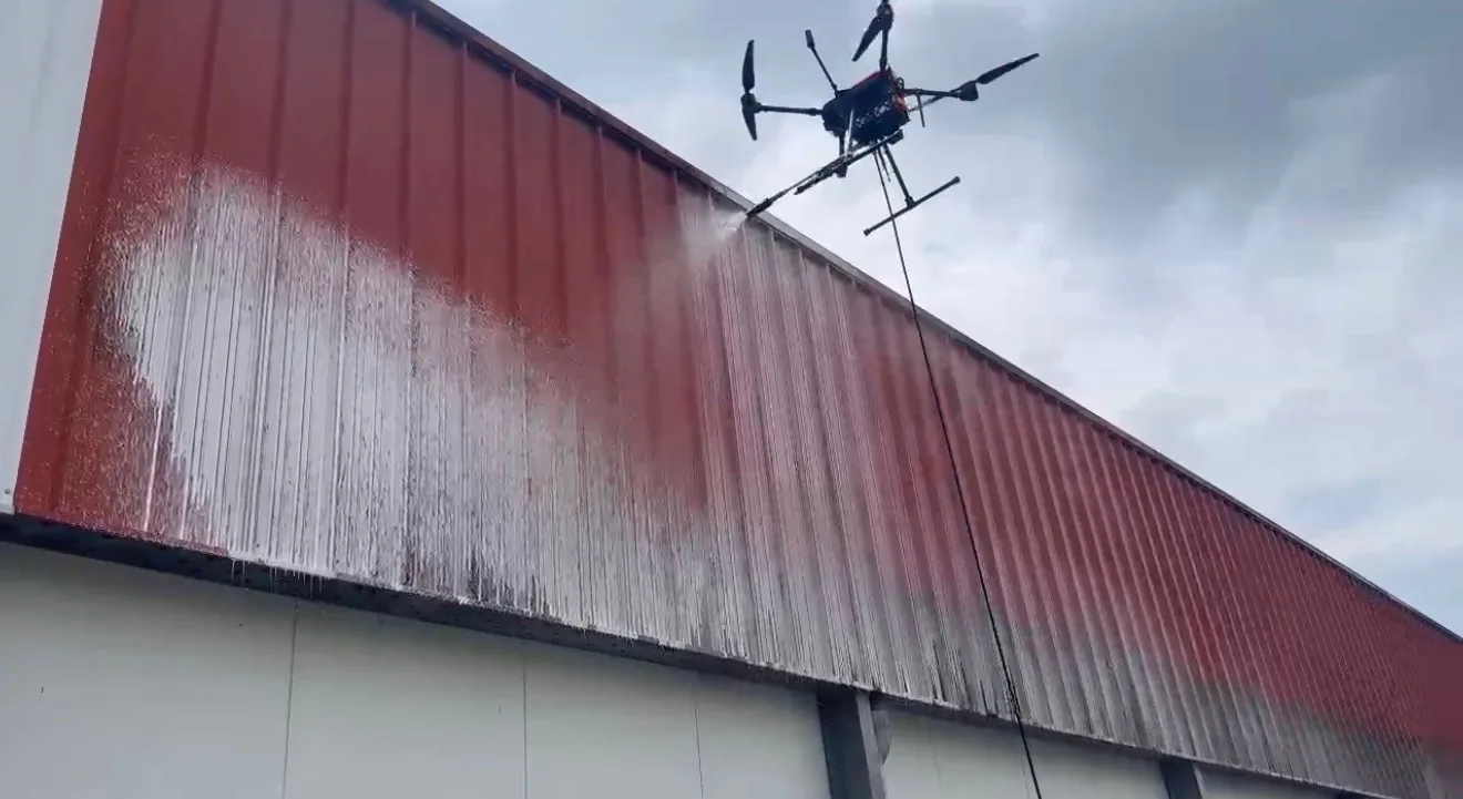 Avant/après d'un nettoyage de bardage industriel par drone en Normandie — Normandie Nettoyage